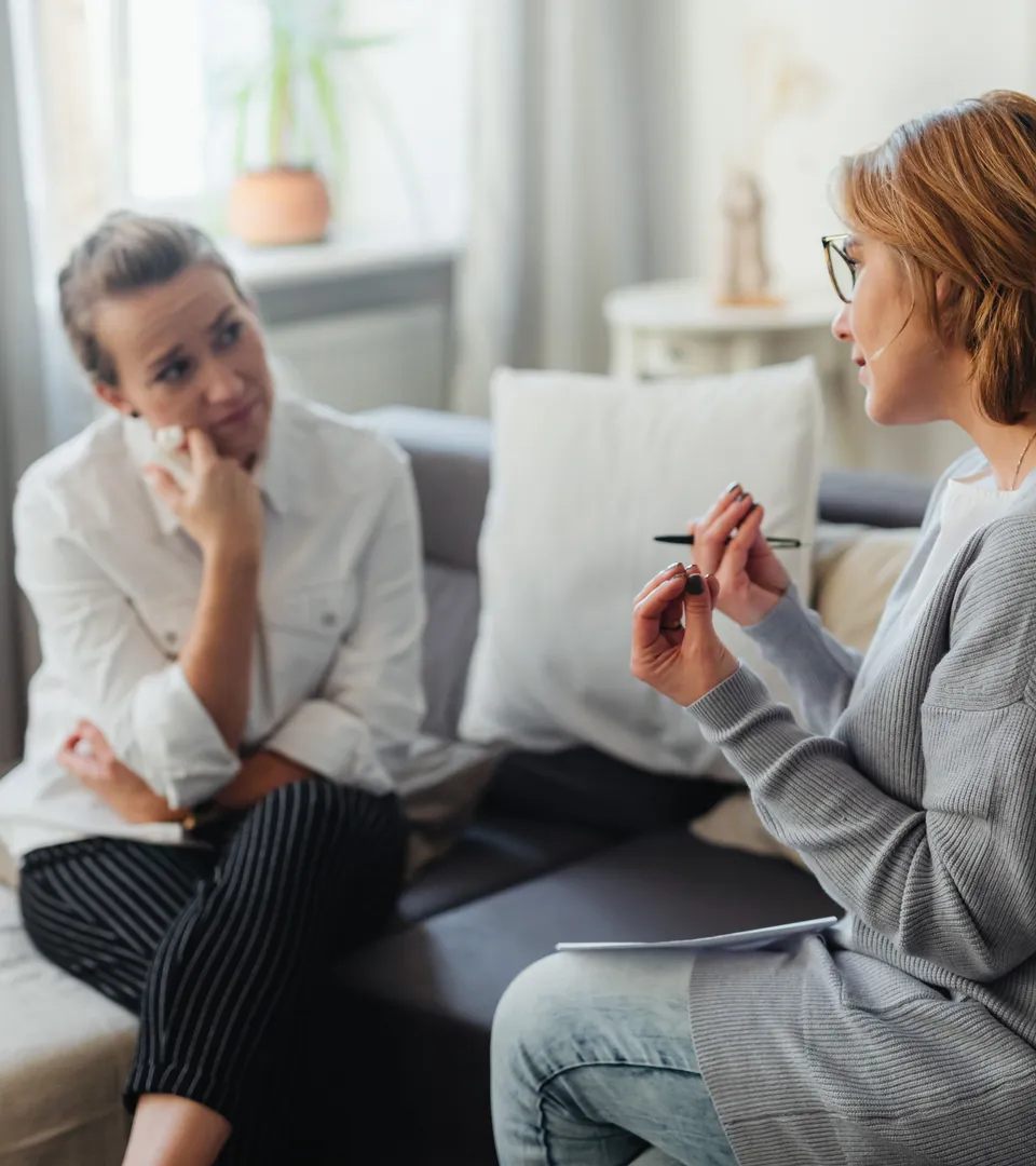 Warme begeleidingssituatie met jongere en begeleider in gesprek
